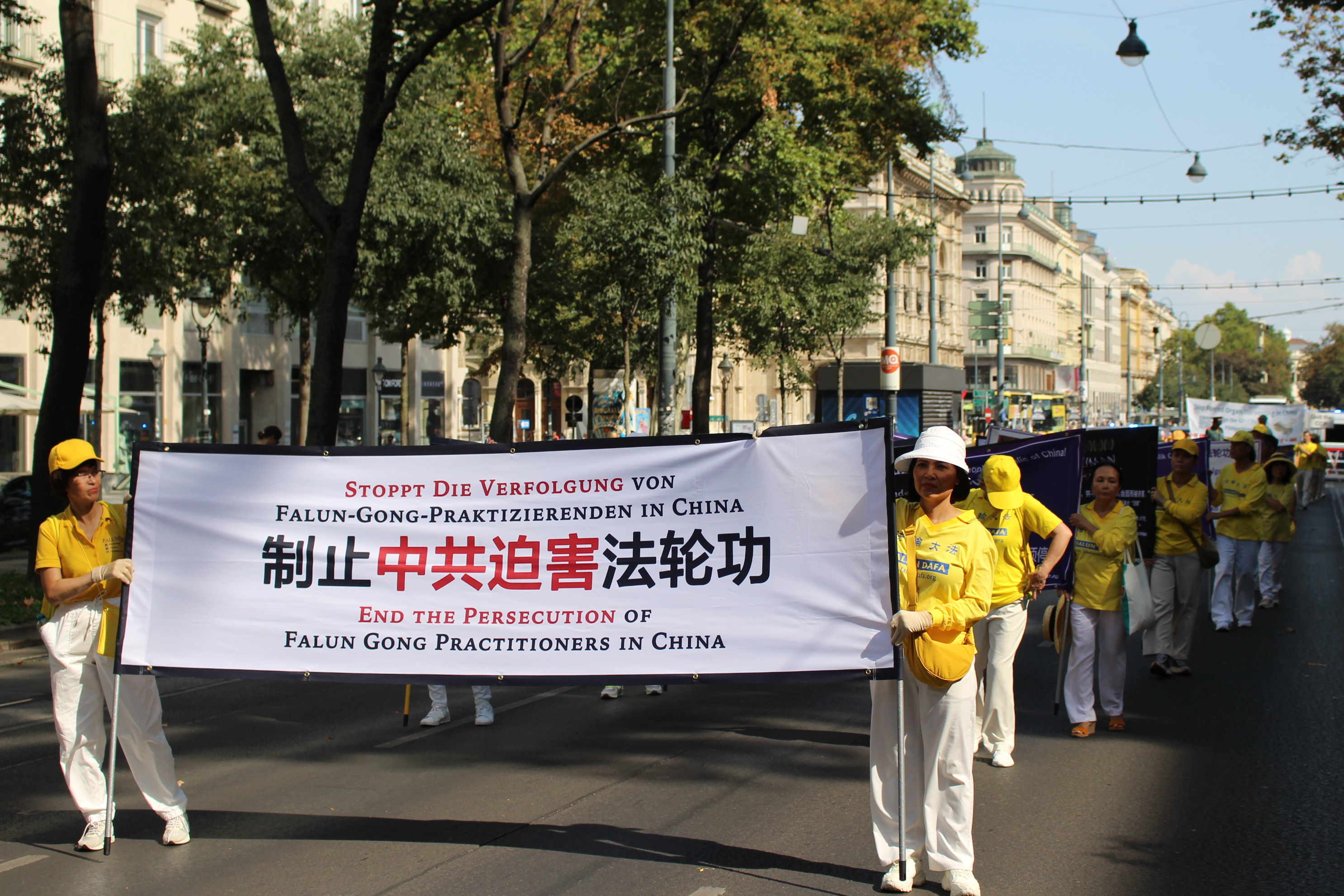 图12~15:二十五年来,中共一直在迫害法轮大法,法轮功学员要求停止迫害,获得各界的支持