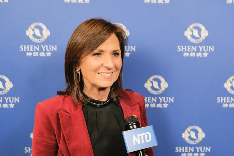 '图7:二零二五年一月二十四日晚,美国德州州参议员安吉拉·帕克斯顿(Angela Paxton)观赏了神韵巡回艺术团在德州达拉斯博览会园音乐厅的首场演出。(新唐人电视台)'