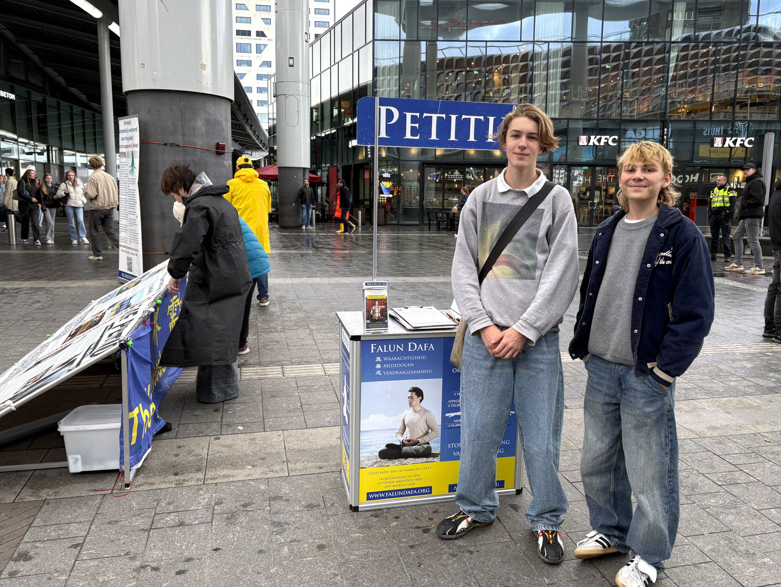 图11:乌得勒支居民庞·赖克特(右)和西姆·范·福尔特霍伊曾(左)