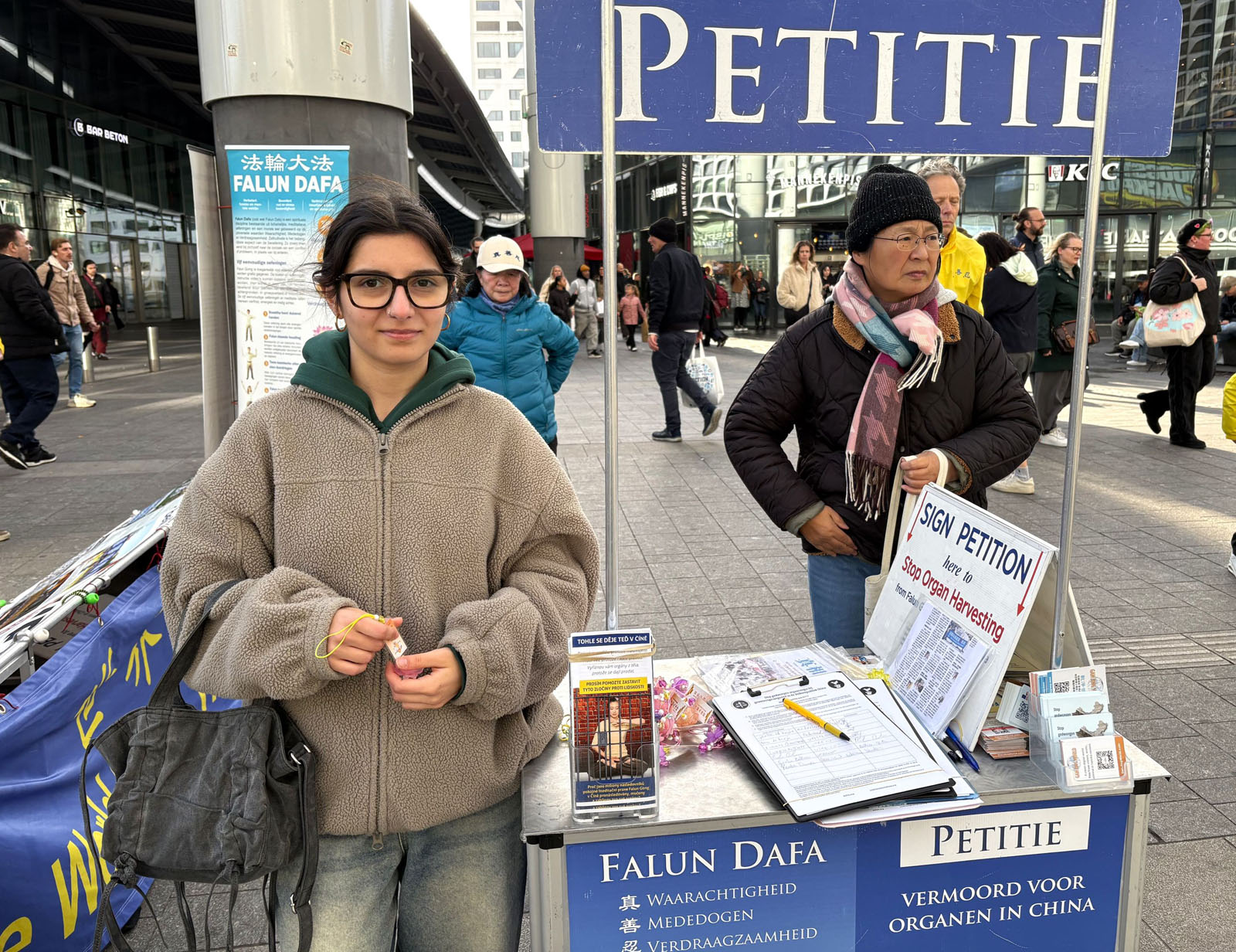 图12:伊蕾姆·卡拉苏支持法轮功反迫害