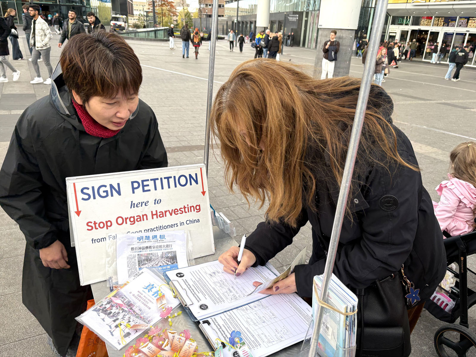 图13~15:民众在请愿书上签名支持法轮功反迫害