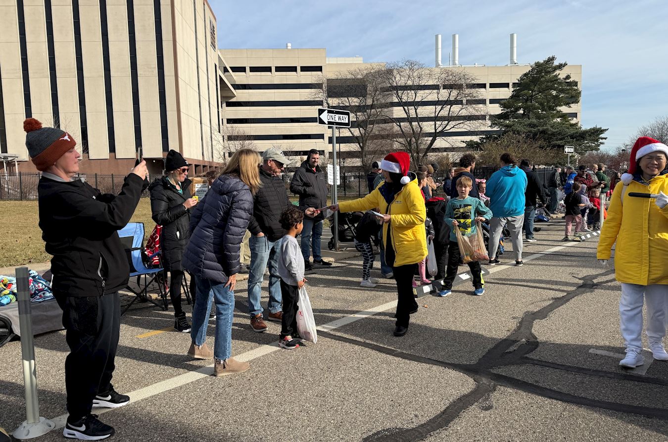 '图8~10:法轮功学员向观赏游行的民众递上真相传单。'