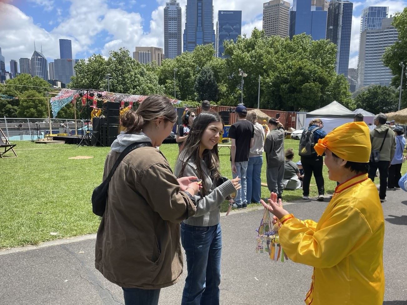 '图1~7:二零二五年十二月七日,受邀在墨尔本“亚洲街头美食节”(Asia Street Food Festival)演出的法轮大法团体,受到现场观众的欢迎。乐曲和舞蹈传递的纯正能量,启迪善念。'