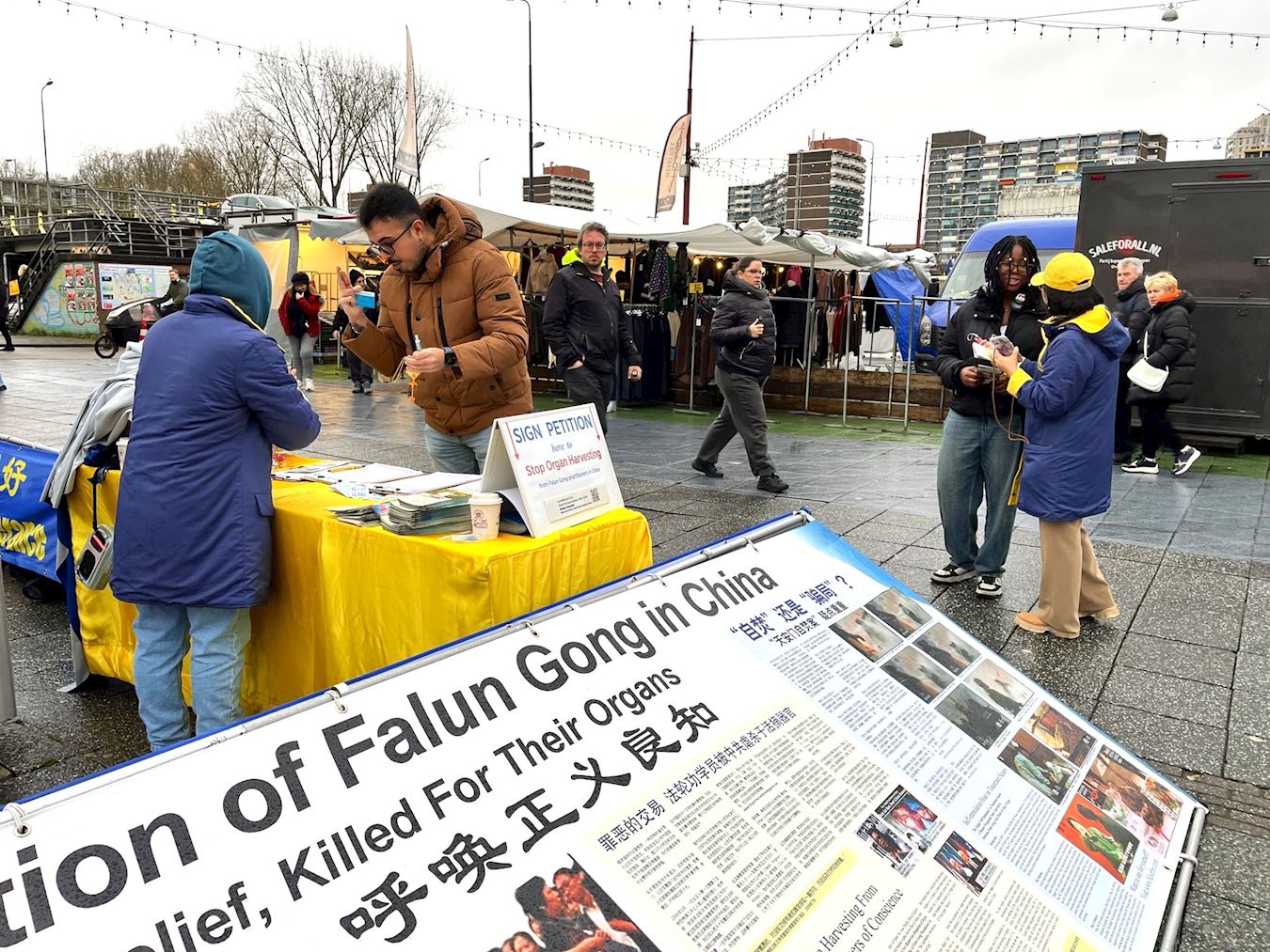 '图1~2:二零二五年十二月六日,荷兰巡回真相组在阿姆斯特丹举办信息日活动'