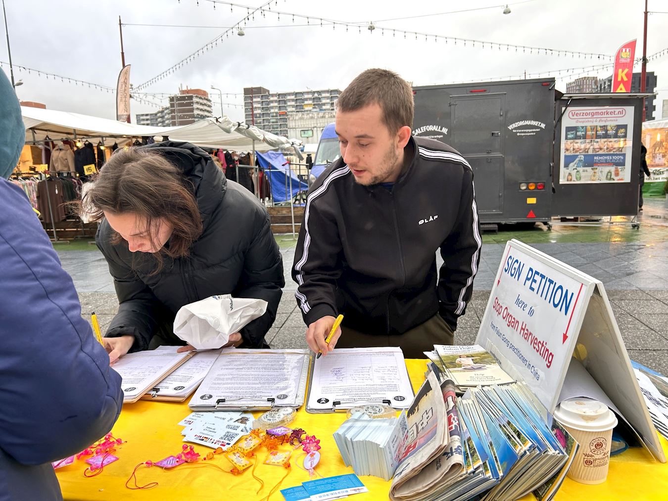 '图4:人们签名支持法轮功反迫害'