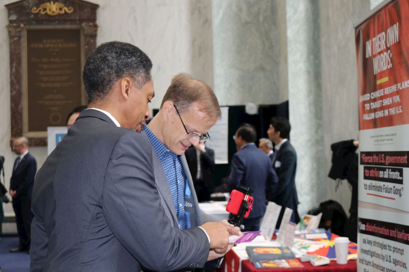 '图5:二零二五年十二月十日,法轮大法信息中心在美国国会主办人权展会,参观者在展位前了解真相。'