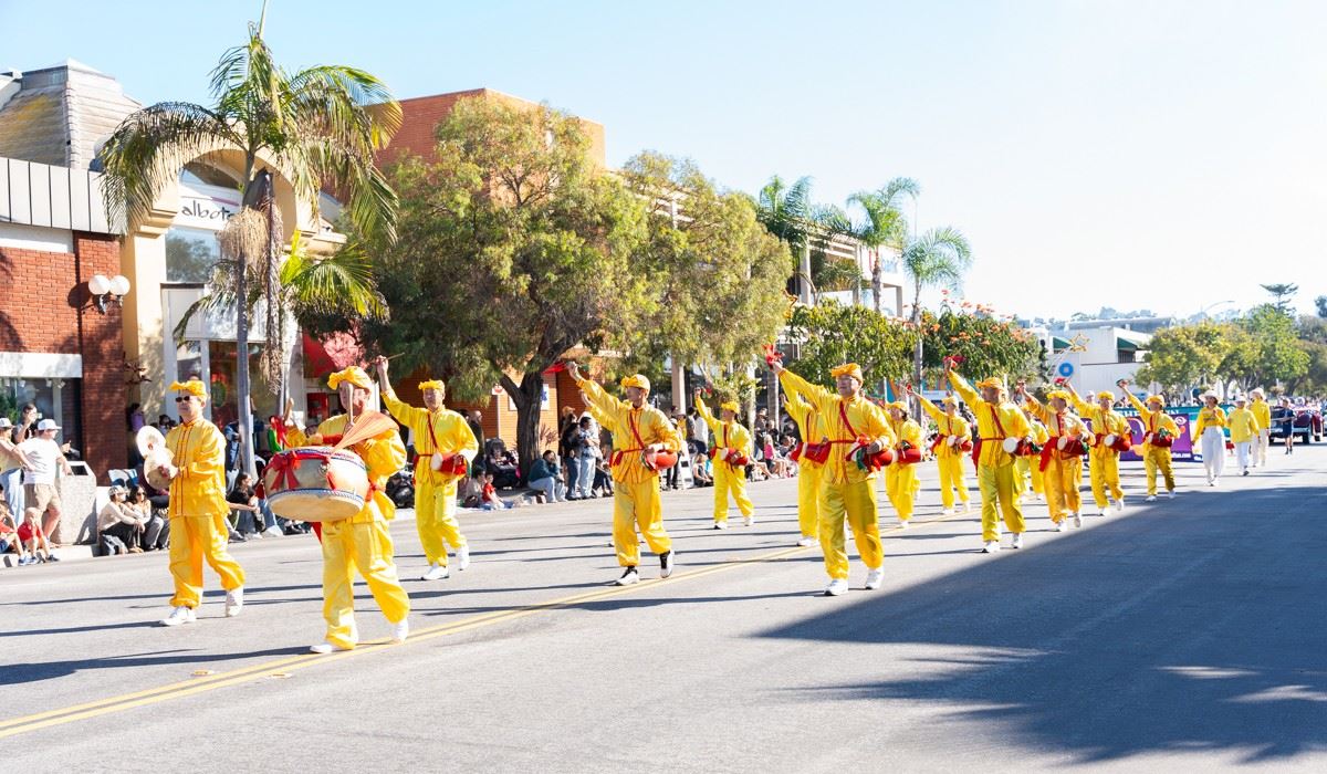 '图1~3:二零二五年十二月七日,加州圣地亚哥法轮功学员参加了当地滨海社区拉荷亚的圣诞游行,传播法轮大法的美好和神韵艺术团即将在圣地亚哥演出的信息。'