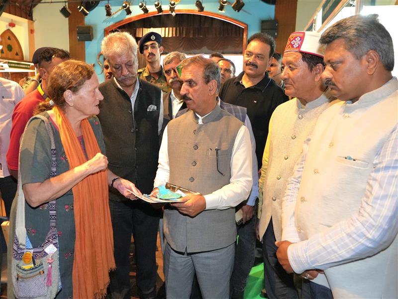 图1:法轮功学员(左)正在向首席部长苏库文德·辛格·苏库递交资料。