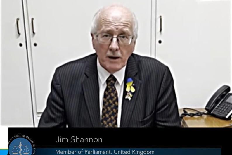 '图3:英国国会议员吉姆·香农表示,中共将拘留中心变成器官库,是为进一步镇压法轮功学员,同时创造器官供应,导致器官移植等待时间异常短。'