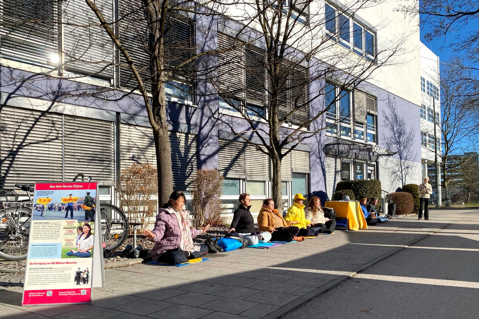 图1:二零二五年十二月十日,法轮功学员在德国南部慕尼黑中领馆前举办活动,制止中共迫害法轮功。