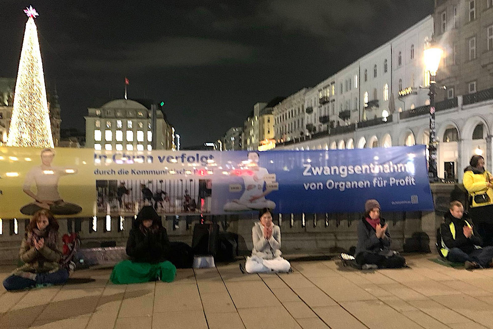 图4:二零二五年十二月十日,法轮功学员在德国北部汉堡市政厅前举办活动,揭露中共迫害法轮功的罪恶。