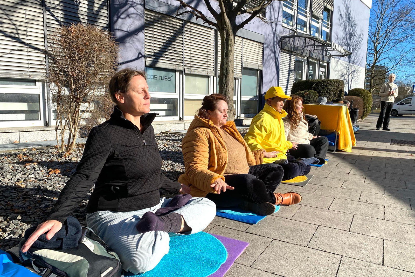 图5:法轮功学员希柯(左一)在慕尼黑中领馆前炼功。