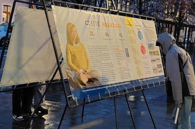 图1~8:二零二五年十一月二十八日至十二月一日,法轮功学员在罗马尼亚克卢日-纳波卡市举办法轮大法信息日活动。学员进行演示功法和弘法讲真相,吸引很多人们关注和支持。