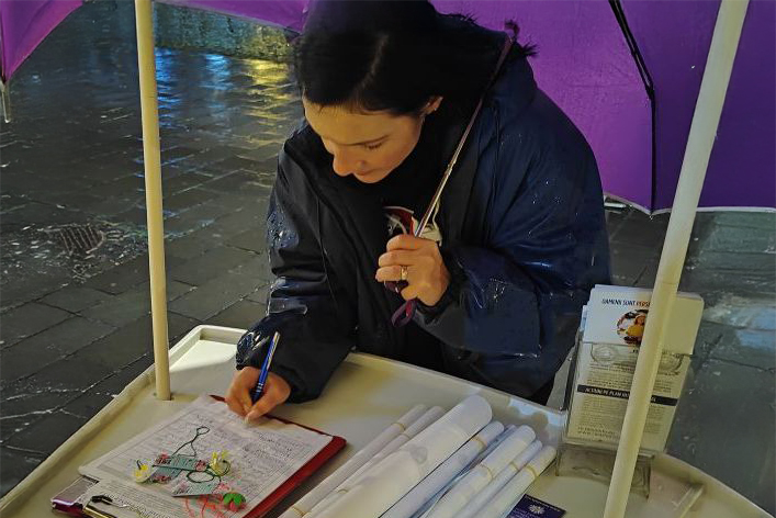 图9:安吉拉(Angela)在请愿书上签名,她说:“这是我需要做的!”