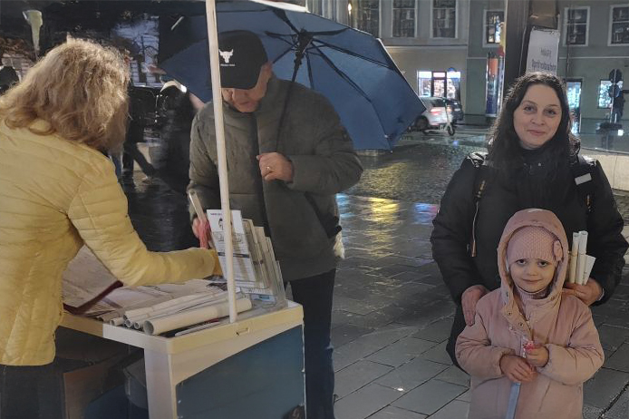 图10:伊莉莎(Eliza)和她的女儿玛利亚(Maria)通过签名表示支持法轮功学员。