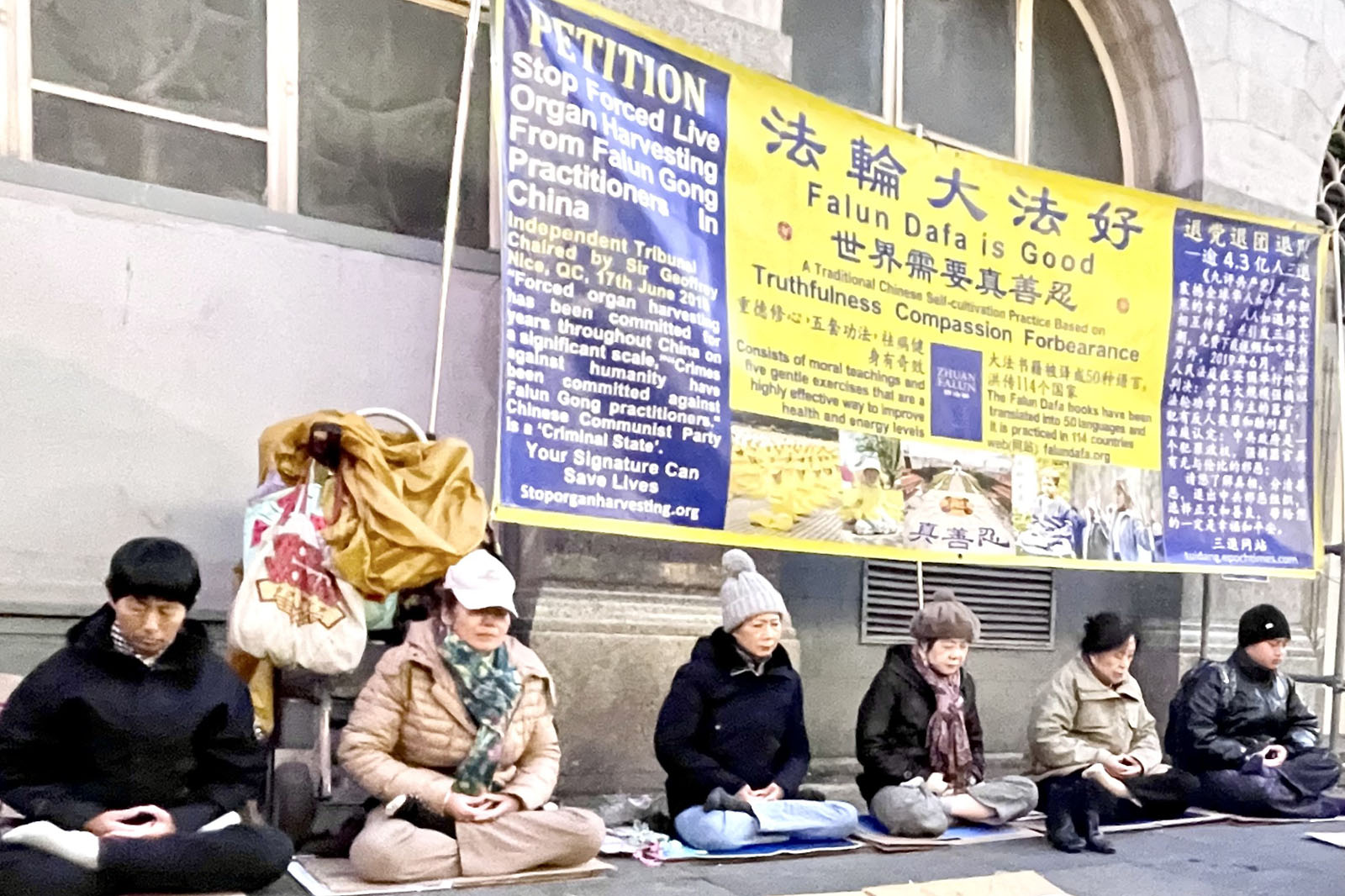 图1:二零二五年十二月十日,英国法轮功学员象以往一样在伦敦市中心唐人街举行讲真相活动。