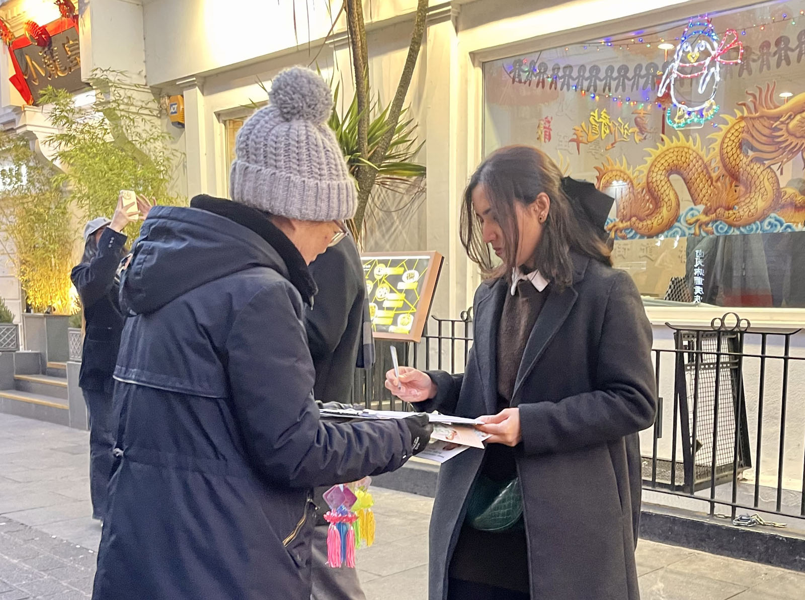 图2~3:路人了解真相后签名支持法轮功反迫害