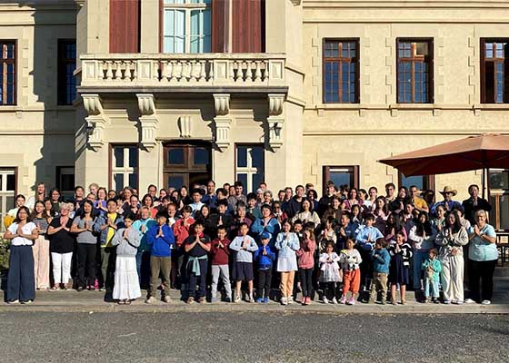 让孩子们在真、善、忍中成长