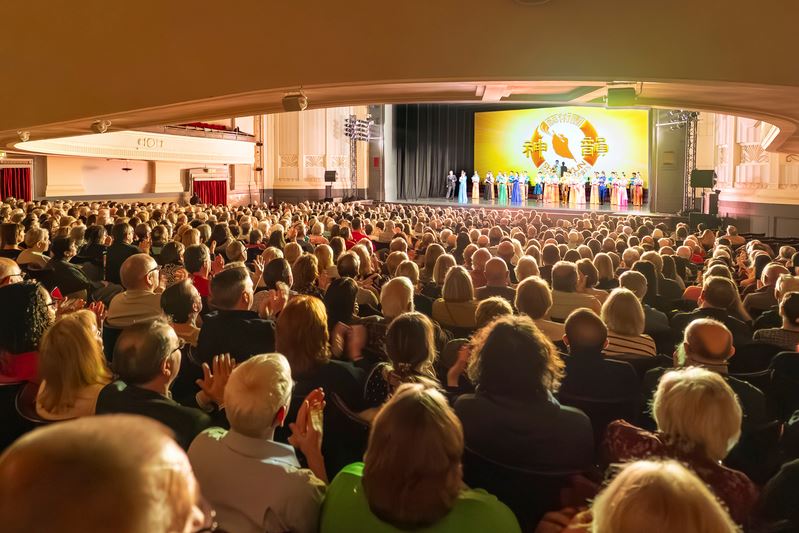 '图3:二零二五年三月六日晚,神韵纽约艺术团在英国伯恩茅斯长亭剧院(Bournemouth Pavilion Theatre)的最后一场演出爆满。(大纪元)'