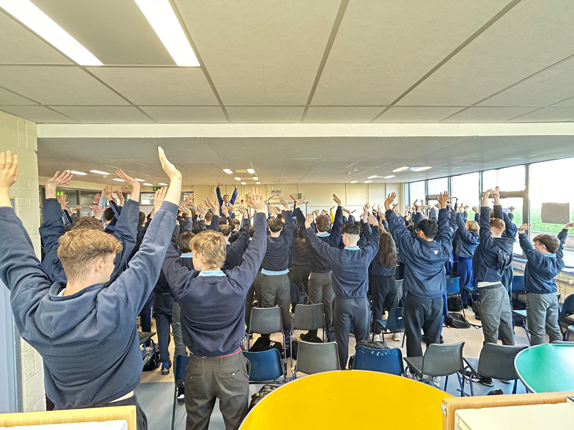 图6:都柏林一所中学的高三学生认真学炼法轮功第一套功法。