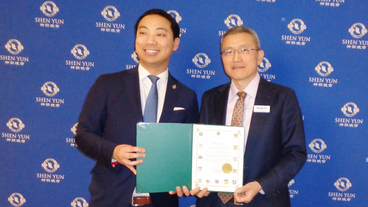 图10:二零二五年四月一日晚,加拿大国会议员王启荣(Kevin Vuong)亲自在多伦多四季表演艺术中心为神韵颁发褒奖函,并观看了神韵演出。(大纪元)