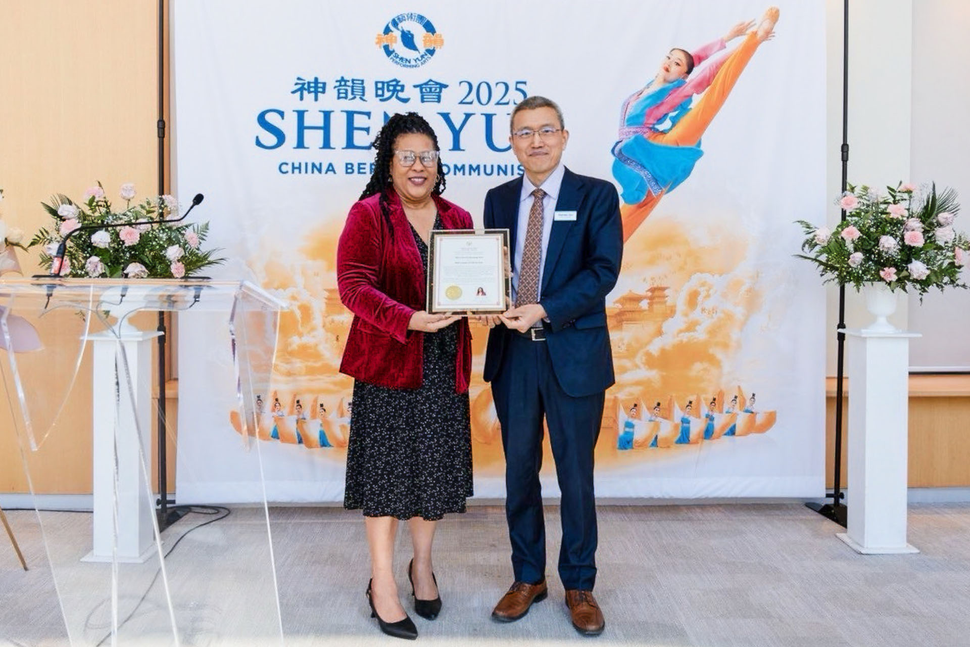 图11:二零二五年四月六日下午,加拿大安河议员安德莉亚·哈泽尔(Andrea Hazell)亲临多伦多四季表演艺术中心为神韵颁发褒奖,并观看了神韵演出。(大纪元)