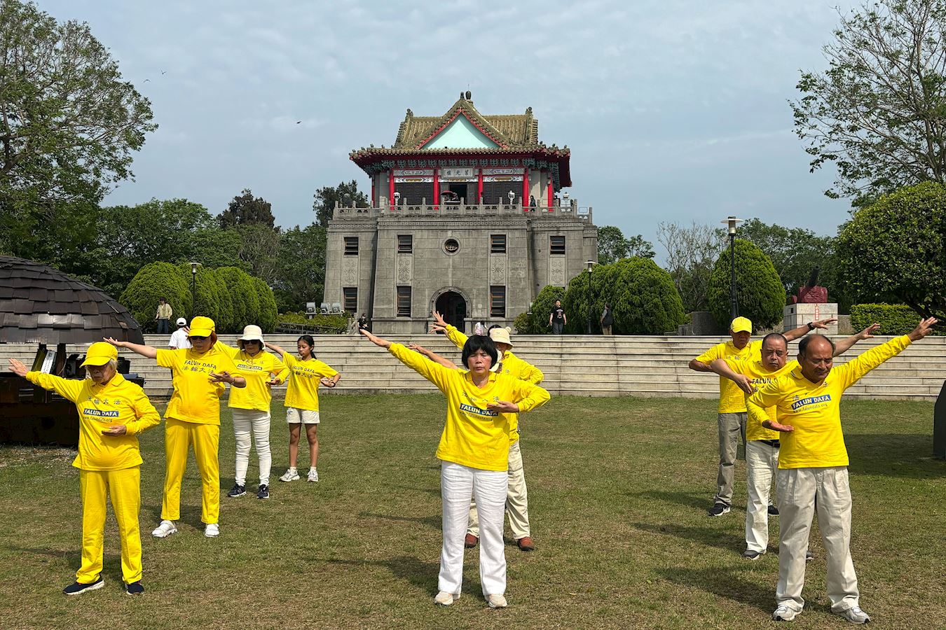 '图2:金门法轮功学员在莒光楼景点前炼功弘法庆祝513敬贺师父。'