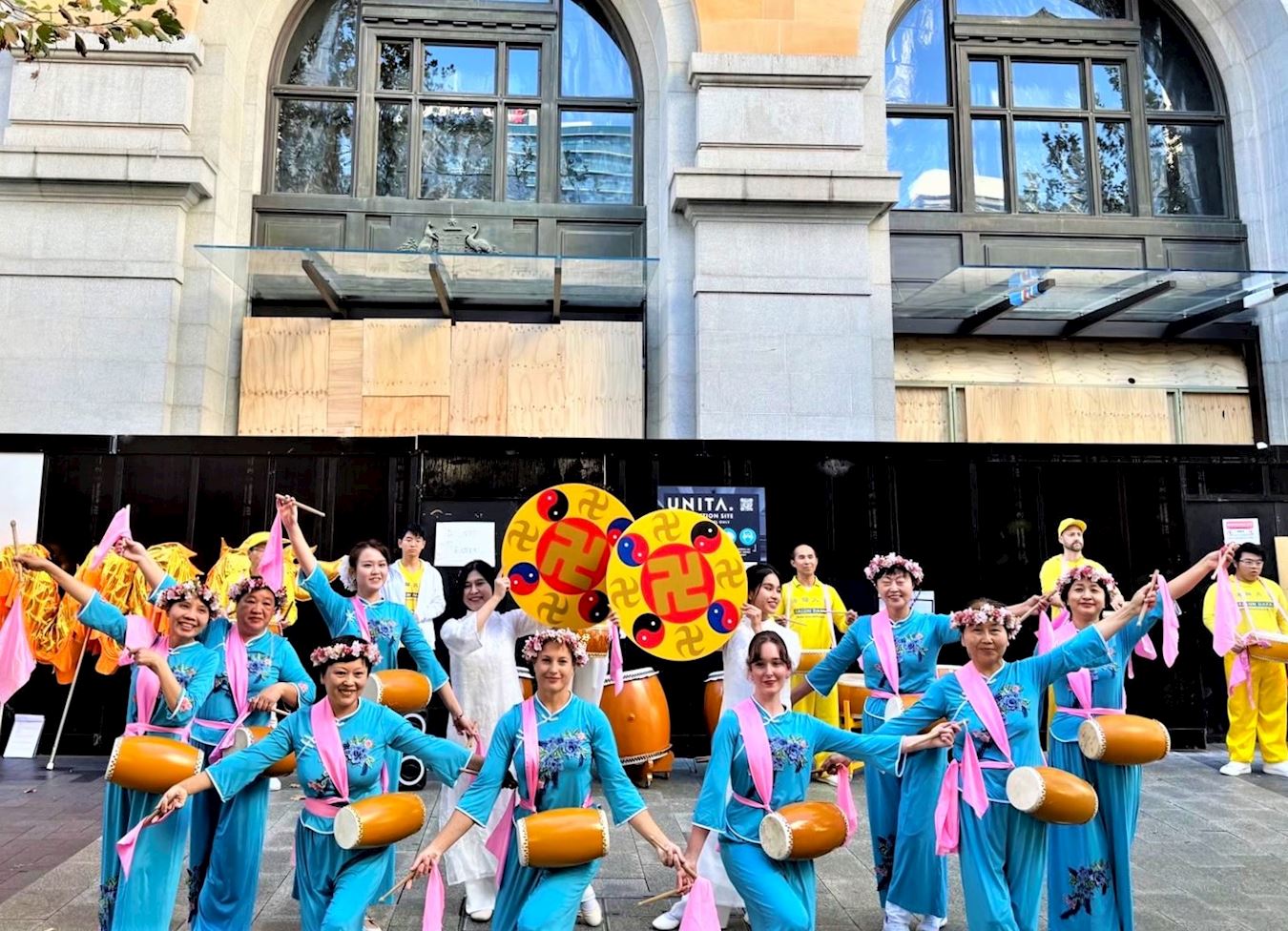 '图14:法轮功学员在表演腰鼓舞。'