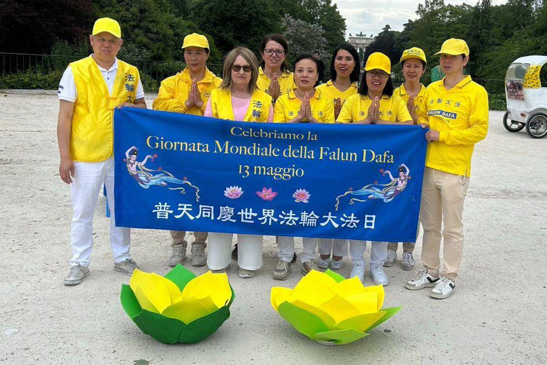 图9~13:二零二五年五月四日,米兰法轮功学员在米兰城堡附近的森皮奥内公园(Parco Sempione),庆祝世界法轮大法日,并恭祝师尊生日快乐。