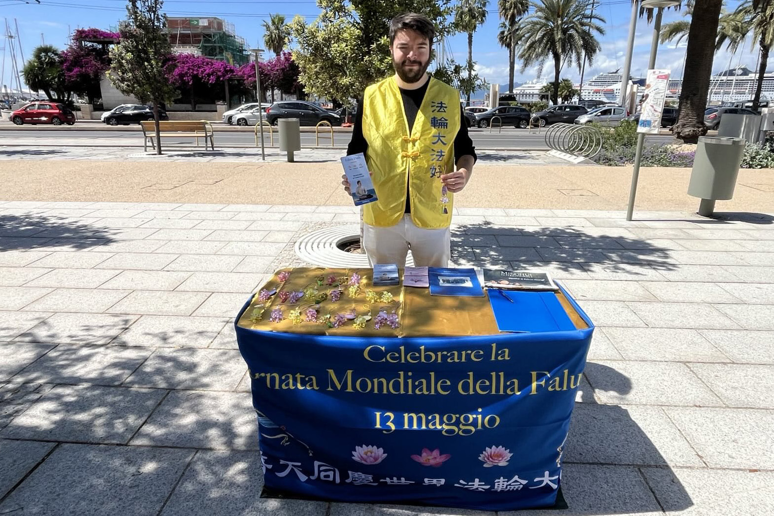 图18:五月十一日,撒丁岛(Sardegna)学员在首都卡利亚里(Cagliari)举办了信息日活动,传递大法福音。