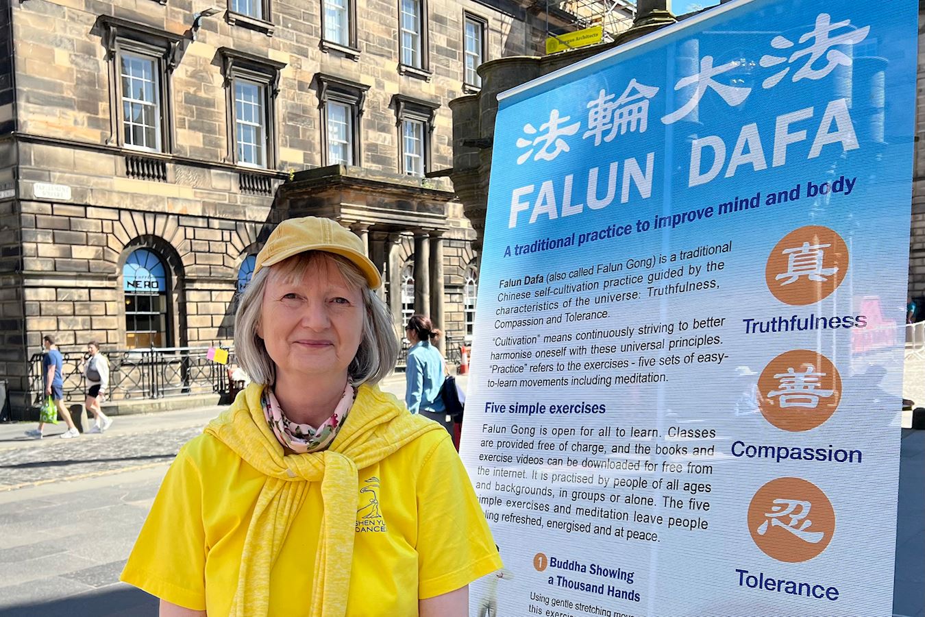 '图12:来自英国北英格兰纽卡斯可的法轮功学员科琳·迪克森(Colleen Dixon)'