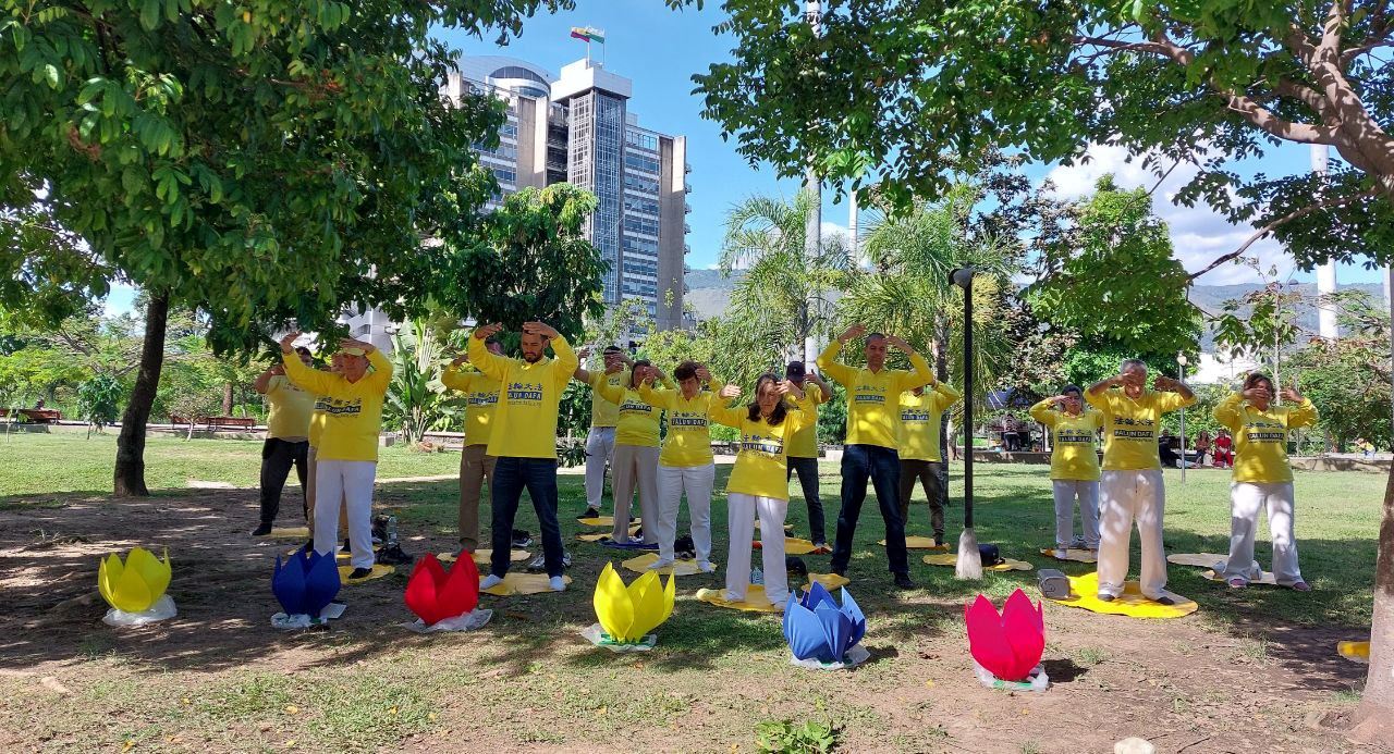 '图8:五月十日,法轮功学员在麦德林市的河滨公园进行功法展示。'