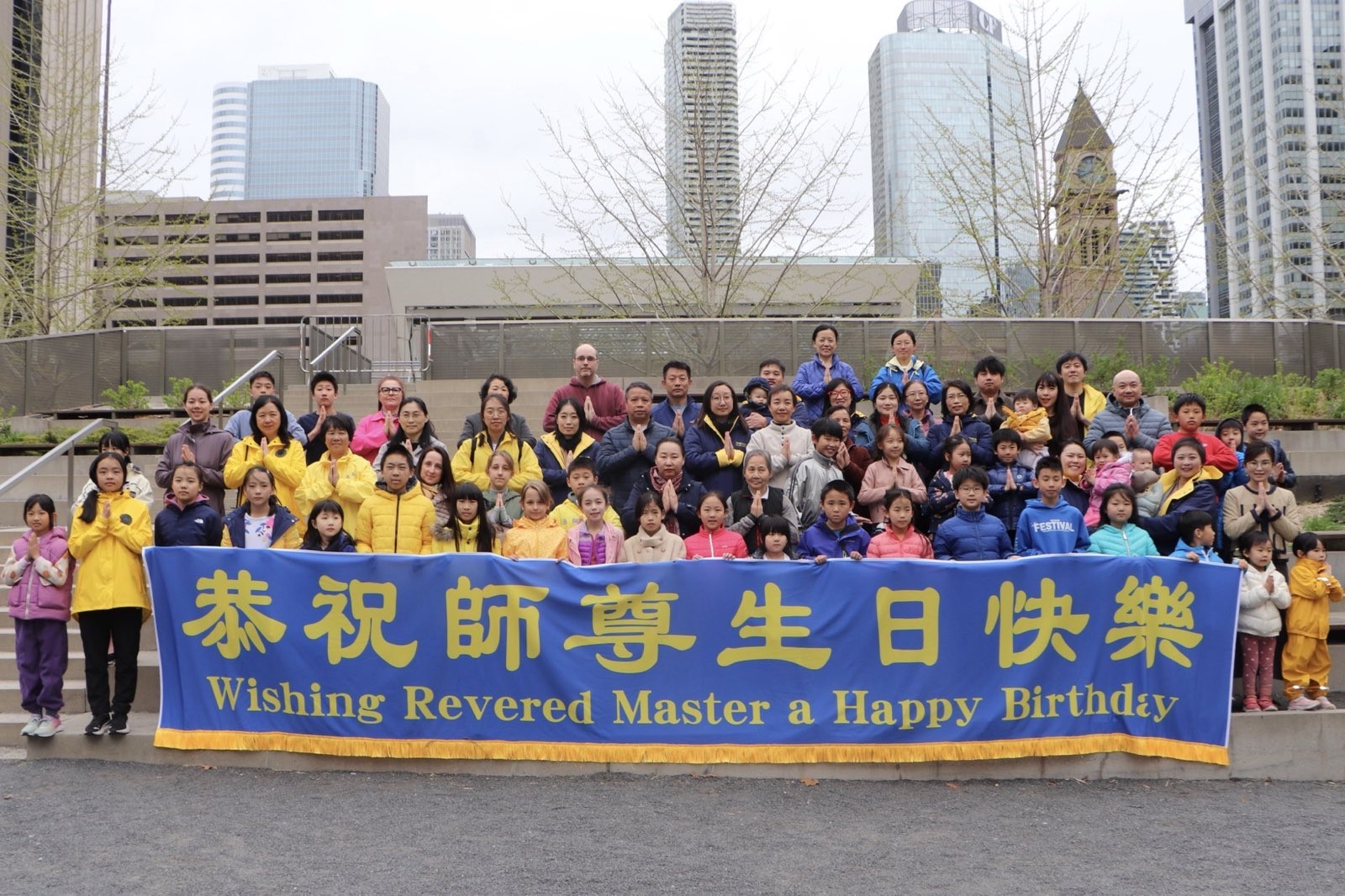 图2:多伦多部份法轮功学员感恩师父让他们以真、善、忍的道德标准为指导,培养出正直、纯真和稳重的孩子。家长和孩子们的合影。