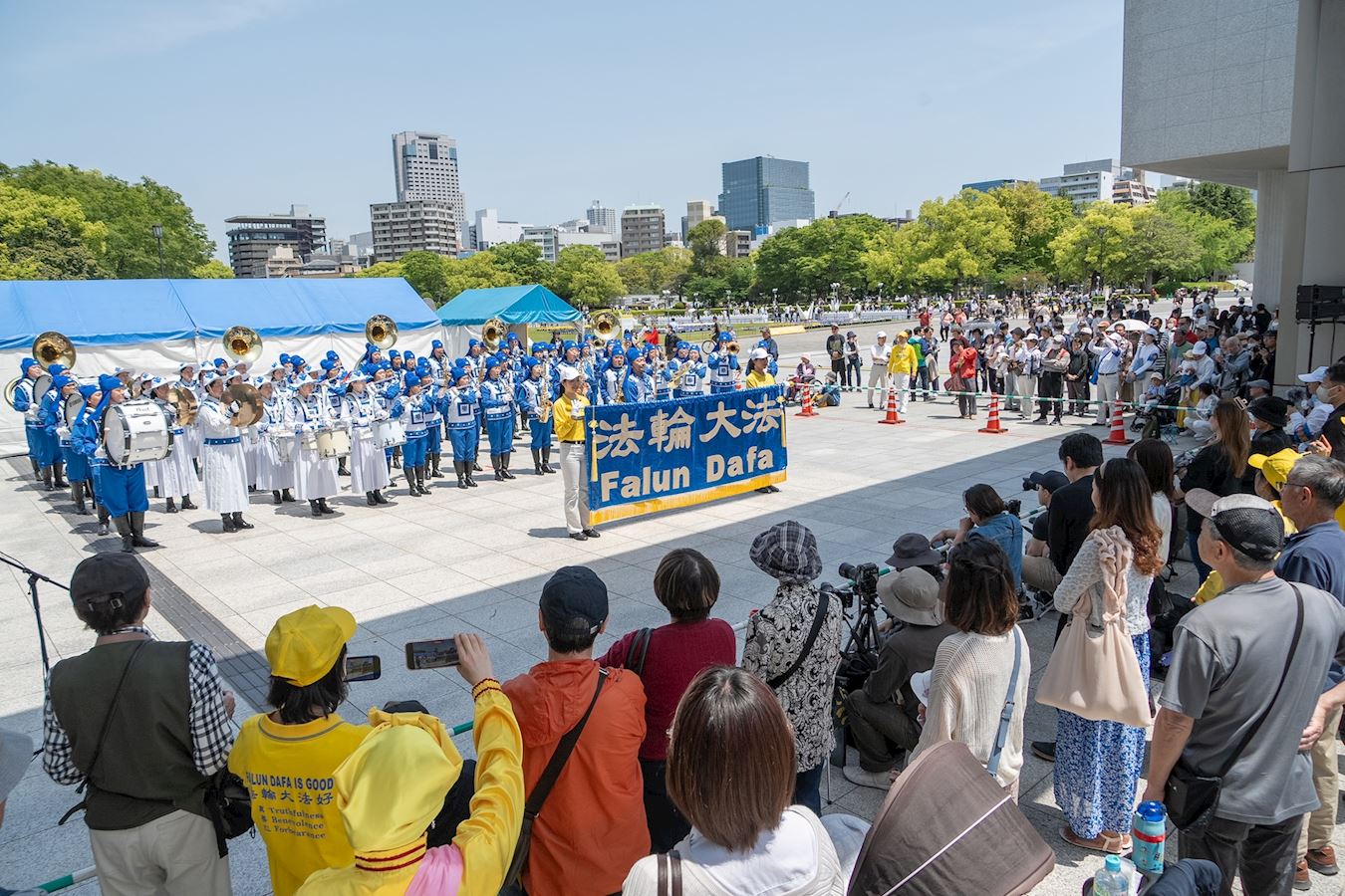 '图1:二零二五年五月三日,天国乐团的法轮功学员在广岛鲜花节舞台演奏。'