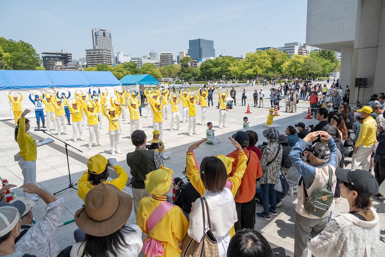 '图3~4:二零二五年五月三日,法轮功学员在舞台演示法轮功的五套功法动作。'