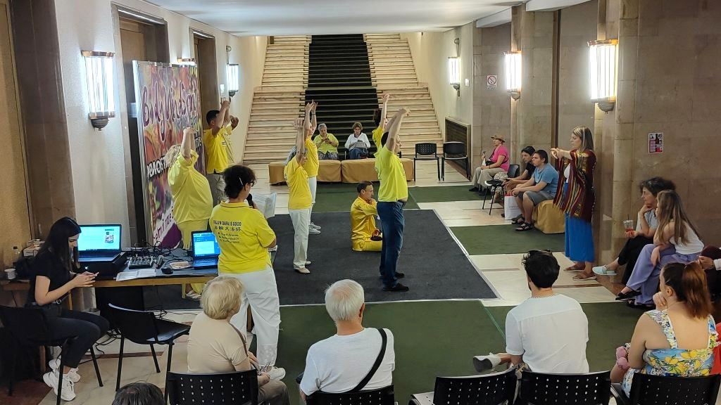 '图1:二零二五年六月八日,在罗马尼亚布加勒斯特皇宫大厅,法轮功学员在身心灵博览会上演示功法。'