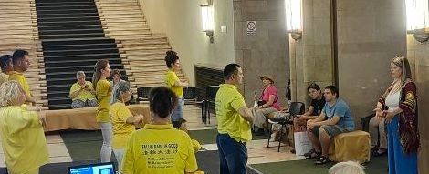 '图6:一位女士(右)与学员一起炼功'