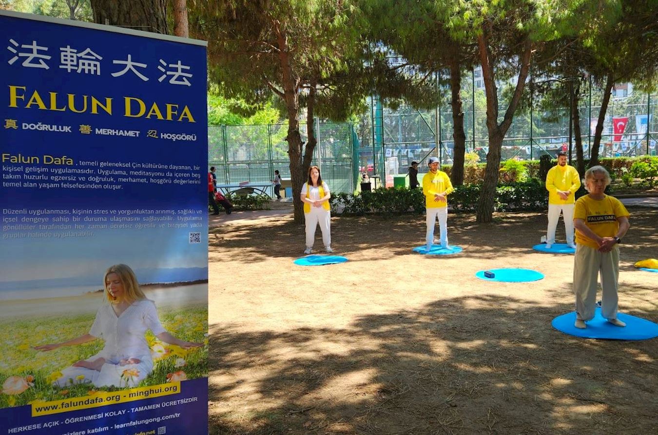 '图1:伊斯坦布尔的部份法轮功学员在环境节向人们展示法轮功功法'