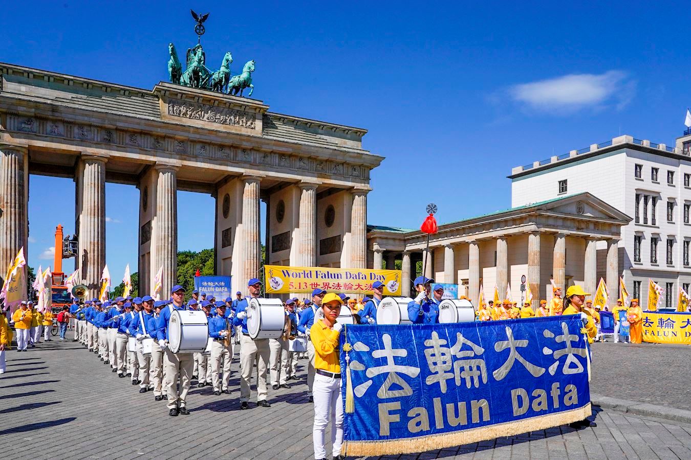 '图24:五月九日至十日,德国法轮功学员云集在德国首都柏林,举办了四场集会游行。'