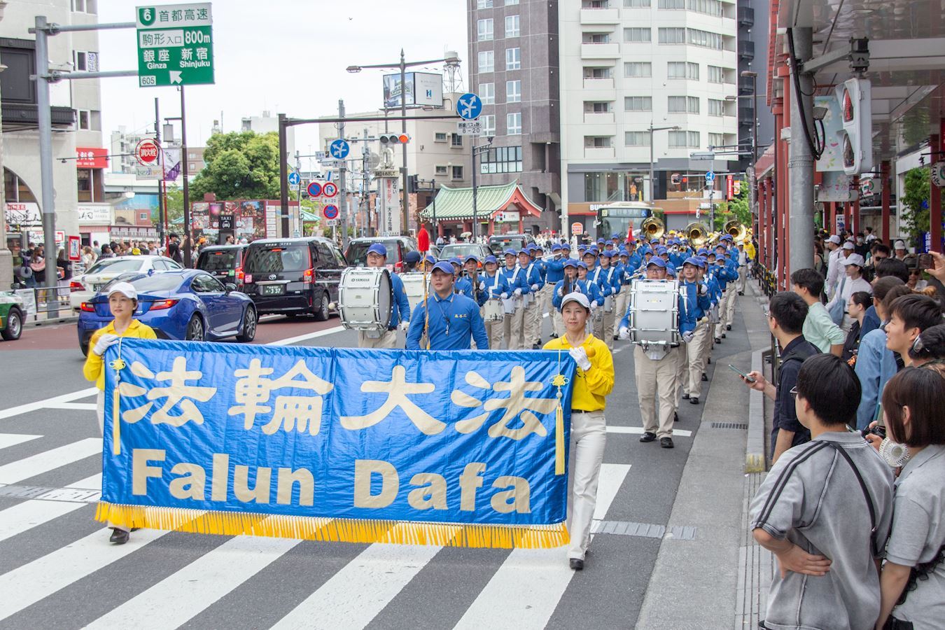 '图26:五月十一日,日本部份法轮功学员于东京举行盛大游行。'
