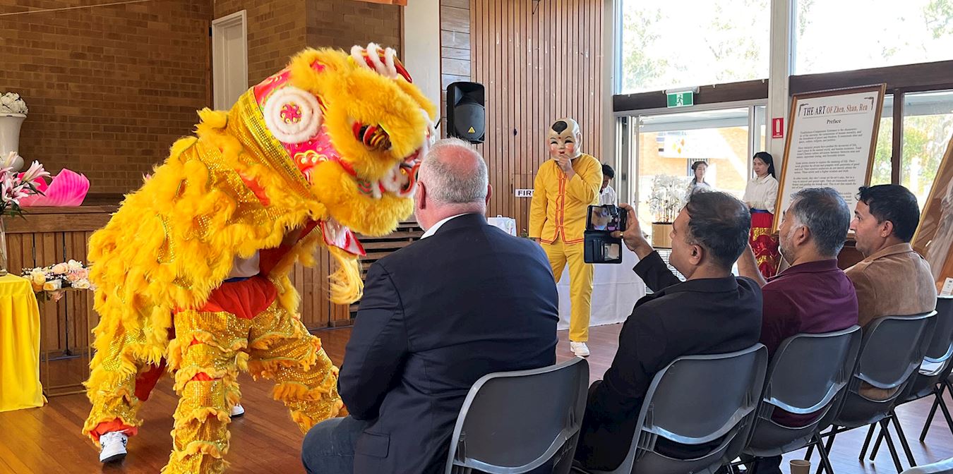 '图28:五月四日,澳洲首都堪培拉法轮大法学员在库克社区大厅(Cook Community Hub)举行了“5.13世界法轮大法日”庆祝会,包括议员、社区领袖在内的不同族裔的二百多位来宾欢聚一堂。'