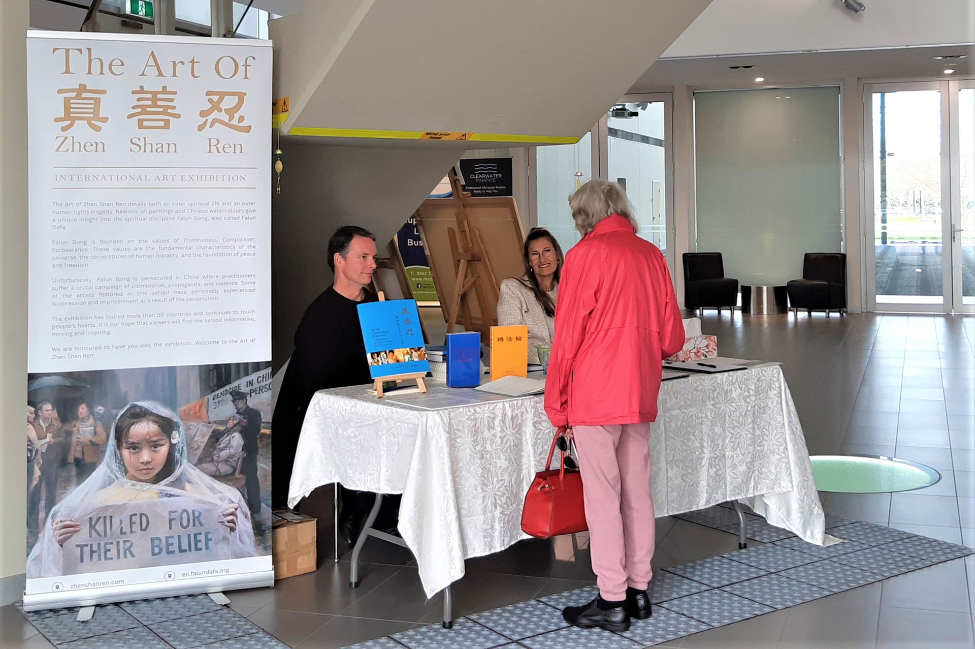 图8:七月十九日,观众与韦伯斯特在美展上交流。