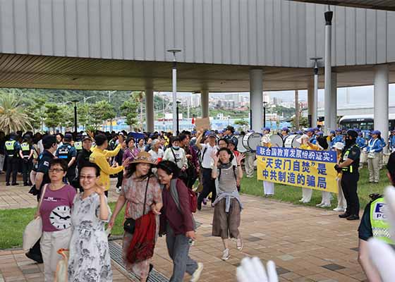 法轮功学员在济州岛向中国游客讲真相