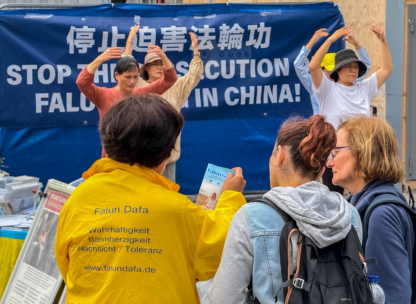 '图9:西班牙母女俩明白真相后,表示对学炼法轮功很感兴趣。'