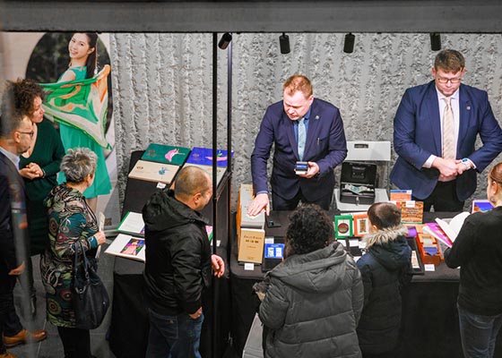 神韵义工:《转法轮》磁石般吸引观众