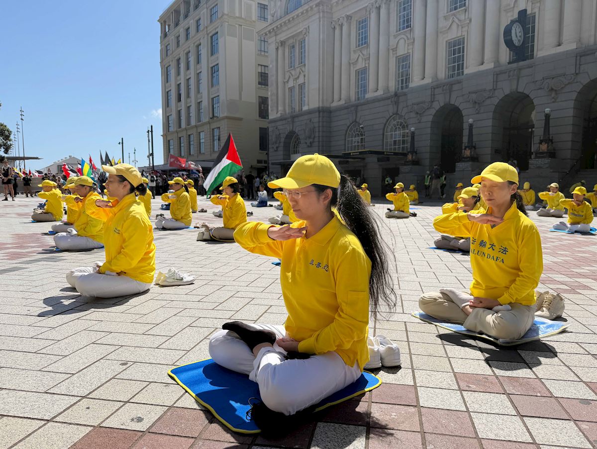 '图1~4:二零二六年一月三十一日,法轮功学员在新西兰奥克兰商业湾(Commercial Bay)广场炼功。'