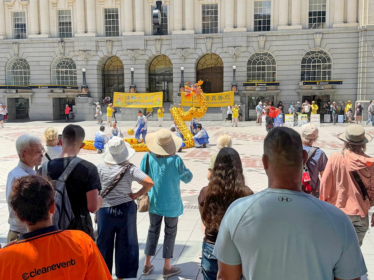 '图5~6:由法轮功学员组成的舞龙队在表演中。'