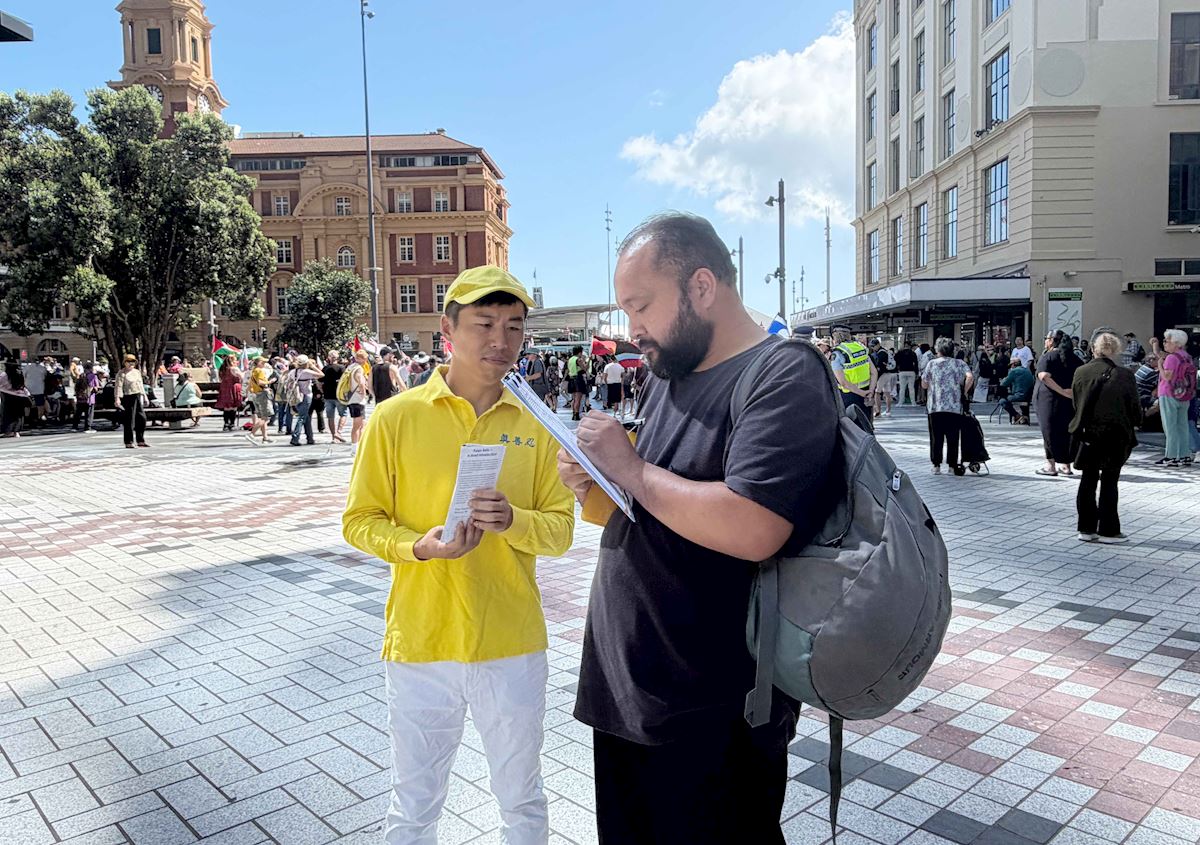 '图7~9:人们在反迫害的请愿书上签名支持法轮功。'