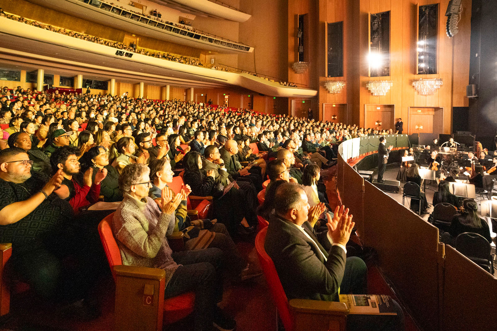 图3:二零<b>二</b>六年一月二十三日晚,美国神韵北美艺术团在洛杉矶多罗西钱德勒剧院(The Music Center's Dorothy Chandler Pavilion)上演了今年在当地的第二场演出。