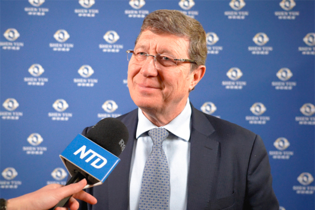 图5:二零二六年一月二十晚,瑞士联邦参议员毛罗·波吉亚(Mauro Poggia)在日内瓦观赏了神韵演出。(新唐人电视台)